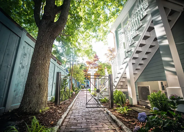 Town & Tide Inn